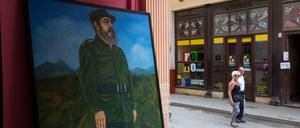 Ein Bild des ehemaligen Revolutionsführers Fidel Castro steht während des Besuches des US-Präsidenten Barack Obama in einer Seitenstraße in Havanna, Kuba.