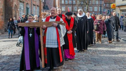 Kirchen vorn, hier während eines ökumenischen Kreuzwegs in Lübeck an diesem Karfreitag. Die Grünen wollen auch anderen Religionen und nichtreligiösen Weltanschauungen Platz schaffen.