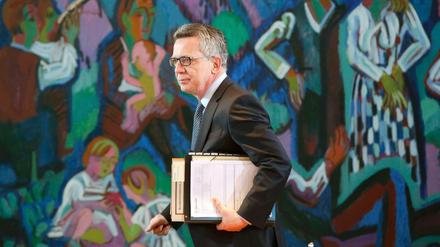 Thomas de Maiziere will Aufenthaltserlaubnis von Flüchtlingen an die Integration knüpfen.
