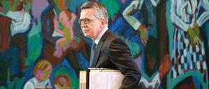 Thomas de Maiziere will Aufenthaltserlaubnis von Flüchtlingen an die Integration knüpfen.