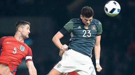 Im zweiten Versuch. Zunächst wurde Mario Gomez ein Treffer aberkannt, später erzielte der Angreifer das Tor zum 2:0.