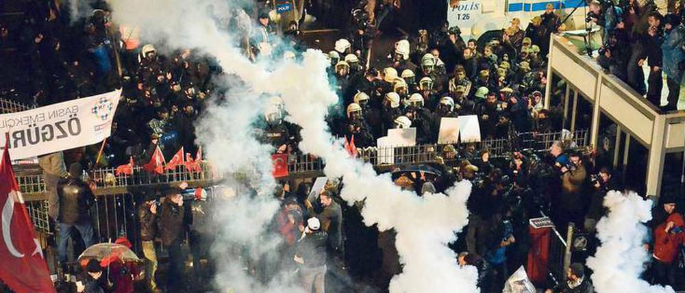 Angriff auf die Pressefreiheit. Anfang März besetzen Polizisten die Redaktion der regierungskritischen Zeitung „Zaman“ in Istanbul. Foto: dpa