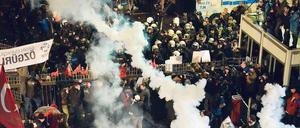 Angriff auf die Pressefreiheit. Anfang März besetzen Polizisten die Redaktion der regierungskritischen Zeitung „Zaman“ in Istanbul. Foto: dpa
