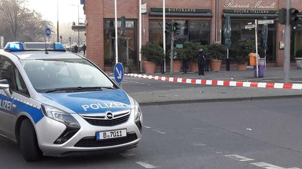 Unter einem Mülleimer: ein herrenloser Koffer an der Stresemannstraße.