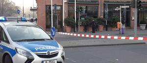 Unter einem Mülleimer: ein herrenloser Koffer an der Stresemannstraße.