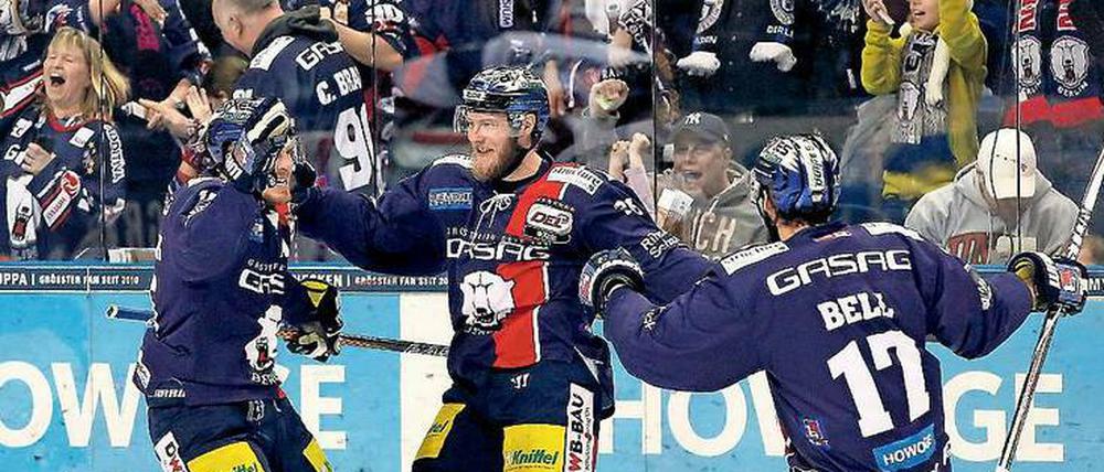 Bärtiger? Nein, Eisbär – Torschütze Florian Busch (M.) nimmt Glückwünsche von TJ Mulock und Mark Bell entgegen.