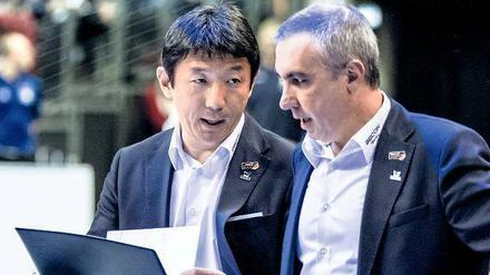 Koichiro Shimbo (li.) ist die ideale Ergänzung zu Trainer Roberto Serniotti.