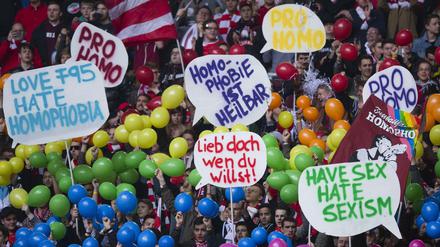 Auch in der Bundesliga ist Homophobie ein Problem. Fans, wie hier in Düsseldorf, setzen immer wieder ein Zeichen dagegen. 