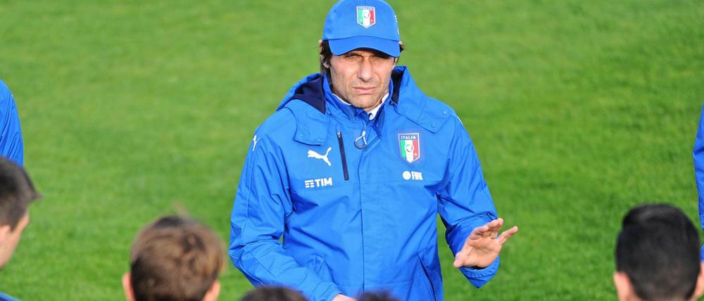 Reden ist ja immer Gold in Italien. Antionio Conte bei der Mannschaftsansprache. 22.03.2016 IMP_B_AGENTUR_DPAepa05226014 Italy's head coach Antonio Conte speaks to players during a training session at Coverciano Sports Center in Florence, Italy, 22 March 2016. Italy will play two international friendly matches against Spain on 24 March, and against Germany on 29 March. EPA/MAURIZIO DEGL'INNOCENTI +++(c) dpa - Bildfunk+++