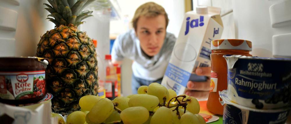 Blick in den Kühlschrank: Die eigenen Sinne können helfen, zu beurteilen, ob Lebensmittel noch genießbar sind - oder nicht.