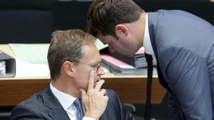 Rathauschef Michael Müller (links) und Björn Böhning, Chef der Senatskanzlei, stehen wegen des Falles McKinsey in der Kritik.