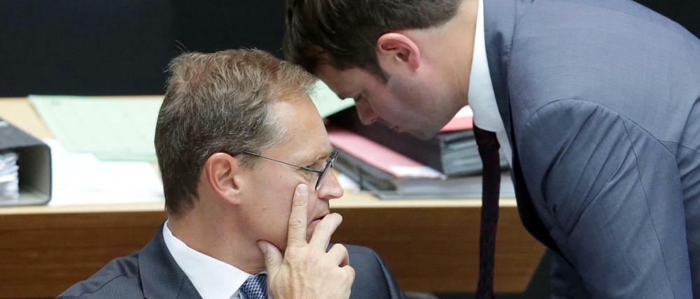 Rathauschef Michael Müller (links) und Björn Böhning, Chef der Senatskanzlei, stehen wegen des Falles McKinsey in der Kritik.