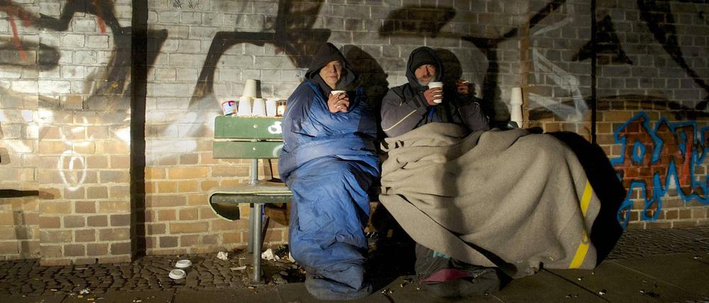 Nachts in Berlin kann es kalt werden - wie hier im Kleinen Tiergarten an der Turmstraße. Die Kältehilfe kümmert sich um Obdachlose.