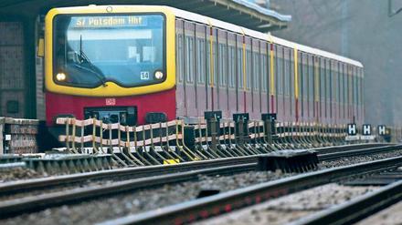 Geduldsprobe. Noch bis Ende Juni wird auf der S-Bahn-Strecke zwischen Wannsee und Potsdam gebaut, Fahrgäste müssen auf einen Ersatzverkehr mit Bussen umsteigen. 
