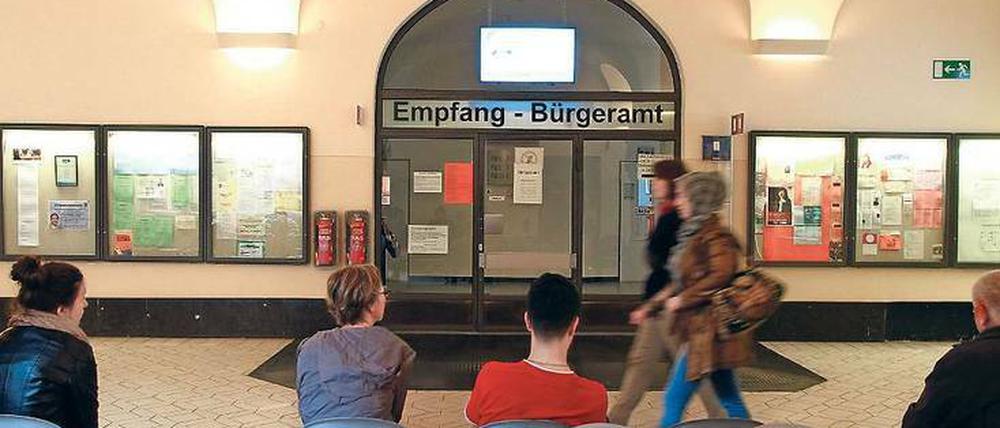 Empfangsbereit: Wer im Bürgeramt sitzt, hat viel Zeit, sich dem Bildschirm an der Wand zuzuwenden.