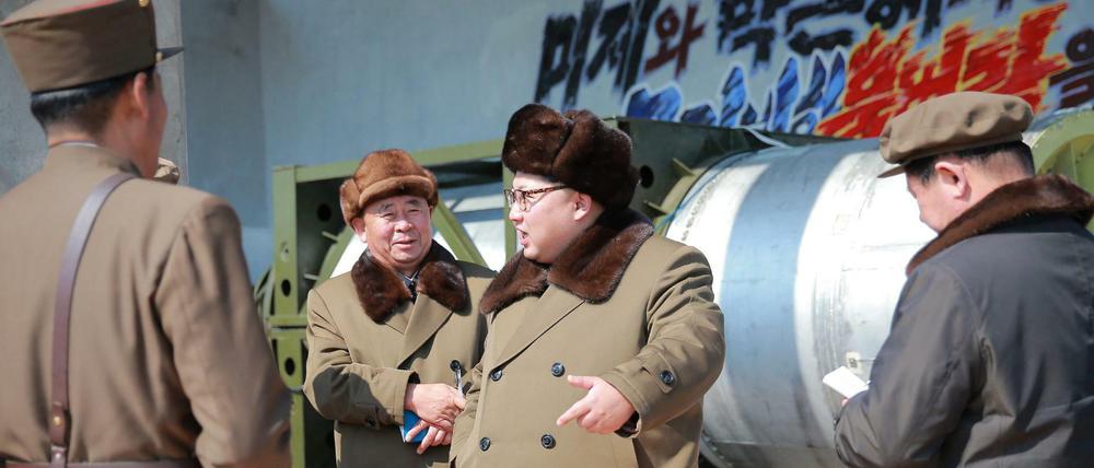 Die Nordkoreanische Nachrichtenagentur KCNA zeigt Diktator Kim Jong Un mit Beamten beim Teste einer Langstreckenrakete. 
