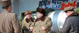 Die Nordkoreanische Nachrichtenagentur KCNA zeigt Diktator Kim Jong Un mit Beamten beim Teste einer Langstreckenrakete.