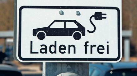 Am Ziel. Bis eine Ladesäule nebst Parkplätzen eingerichtet ist, sprechen viele mit: der Senat, die Bezirke, Gründflächenämter, die Polizei oder der Denkmalschutz. Foto: dpa