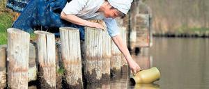 Osterwasser schöpfen ist eine Tradition bei den Sorben.