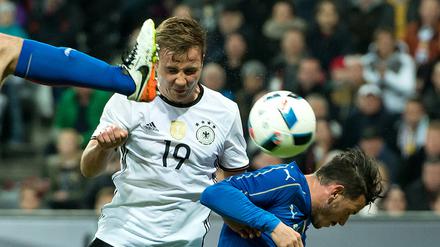 Mario Götze (M) erzielt gegen Italiens Matteo Darmian (l) und Alessandro Florenzi das 2:0. 