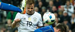 Mario Götze (M) erzielt gegen Italiens Matteo Darmian (l) und Alessandro Florenzi das 2:0. 