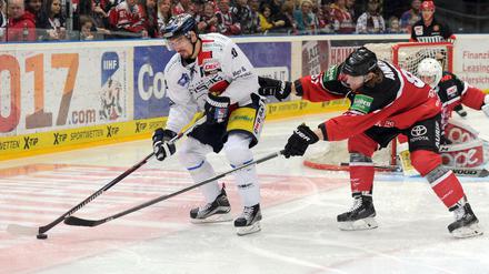 Immer mit der Ruhe. Die Eisbären um Spencer Machacek (l.) haben Spiel sechs gegen Köln abgehakt und blicken nur nach vorn.