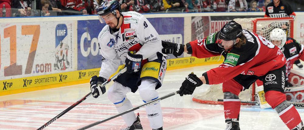 Immer mit der Ruhe. Die Eisbären um Spencer Machacek (l.) haben Spiel sechs gegen Köln abgehakt und blicken nur nach vorn.