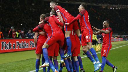Was für ein Comeback! England siegt nach 0:2-Rückstand noch 3:2 in Berlin.