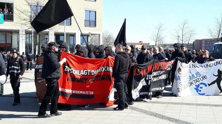 Neonazis sammeln sich zur Demo.