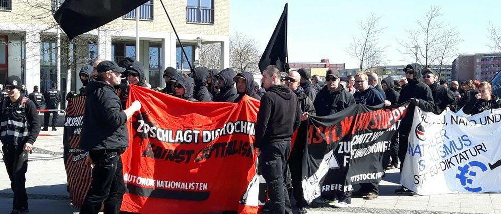 Neonazis sammeln sich zur Demo.