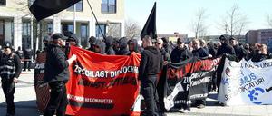 Neonazis sammeln sich zur Demo.