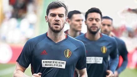 Belgische Botschafter. Auf den Warm-Up- Shirts steht: „In Gedenken an alle Opfer, Brüssel 22. März 2016.“