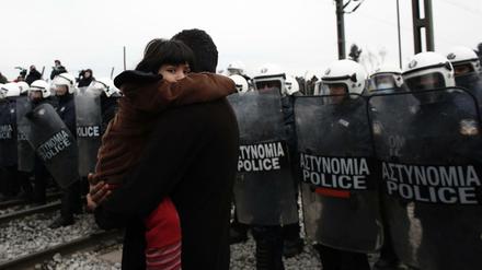 Ein syrischer Vater mit seinem Kind am Rande eines Protests im Flüchtlingscamp Idomeni an der griechisch-mazedonischen Grenze.
