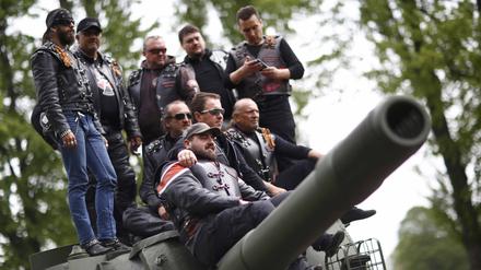 "Nachtwölfe"-Mitglieder posieren auf einem Panzer der Roten Armee im deutsch-russischen Museum in Berlin-Karlshorst.
