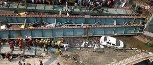 Die eingestürzte Brücke in Kolkata.