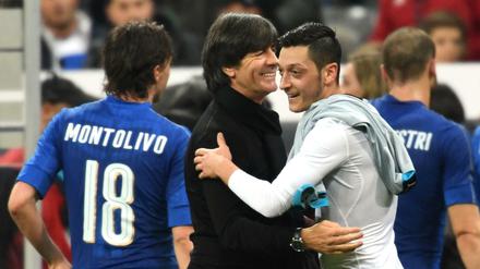 Geht doch noch: Bundestrainer Löw kann sich und Mesut Özil zum Sieg der Nationalelf gratulieren.