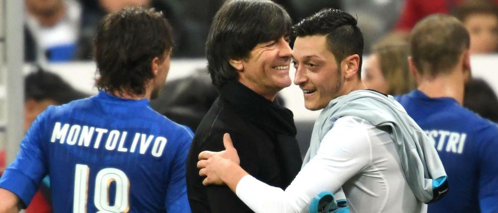 Geht doch noch: Bundestrainer Löw kann sich und Mesut Özil zum Sieg der Nationalelf gratulieren.