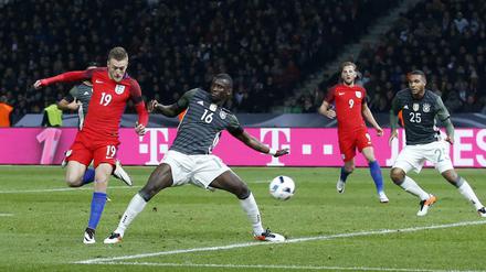 Kick it like Vardy. Mit der Hacke erzielt Leicesters Stürmer den 2:2-Ausgleich.