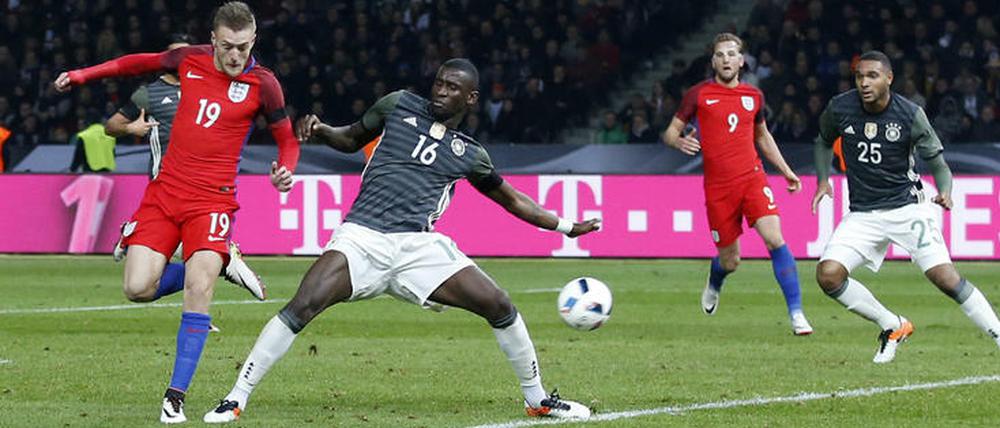 Kick it like Vardy. Mit der Hacke erzielt Leicesters Stürmer den 2:2-Ausgleich.