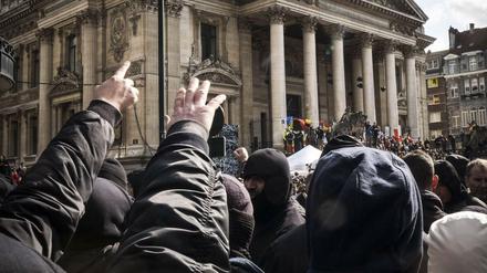 Hooligans auf dem Börsenplatz in Brüssel. 