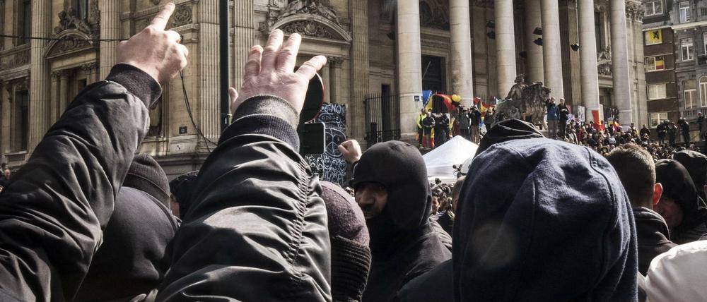Hooligans auf dem Börsenplatz in Brüssel.