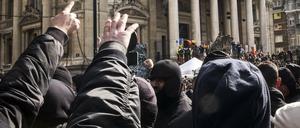 Hooligans auf dem Börsenplatz in Brüssel. 
