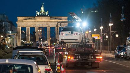 Ein von der Polizei stillgelegter PKW wird auf der Straße des 17. Juni auf einen Abschleppwagen gehoben. 