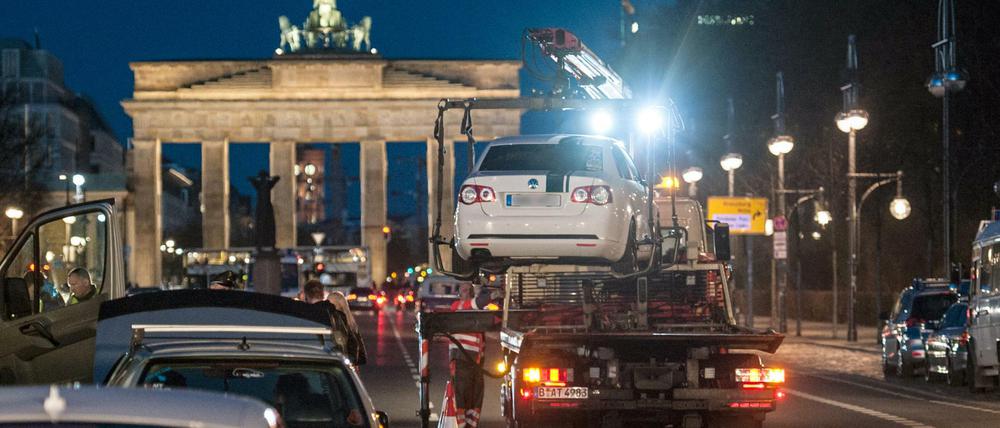 Ein von der Polizei stillgelegter PKW wird auf der Straße des 17. Juni auf einen Abschleppwagen gehoben. 