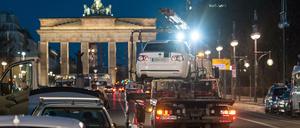 Ein von der Polizei stillgelegter PKW wird auf der Straße des 17. Juni auf einen Abschleppwagen gehoben. 