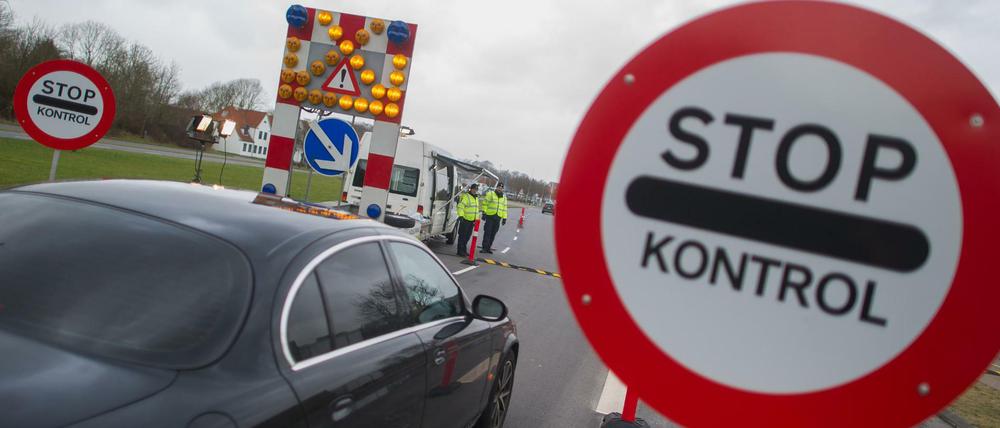 Ein Warnschild mit der Aufschrift "Stop - Control" ist während einer Grenzkontrollen an der Grenze zu Krusa (Dänemark) zu sehen.