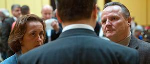Im Hintergrund. Die Vorsitzenden Beatrix von Storch und Georg Pazderski.