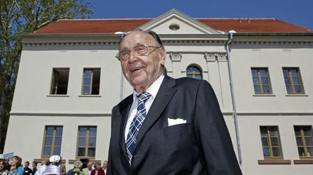 Ex-Bundesaußenminister Hans-Dietrich Genscher im April 2009 vor seinem Geburtshaus in Halle (Saale).