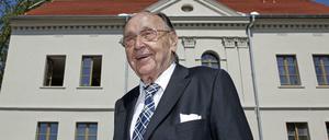 Ex-Bundesaußenminister Hans-Dietrich Genscher im April 2009 vor seinem Geburtshaus in Halle (Saale).