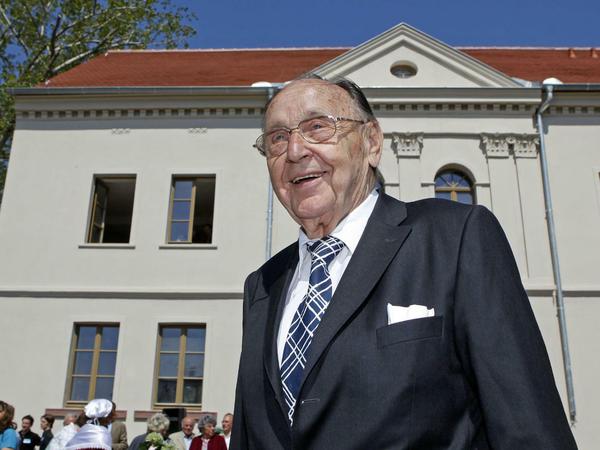 Ex-Bundesaußenminister Hans-Dietrich Genscher im April 2009 vor seinem Geburtshaus in Halle (Saale).
